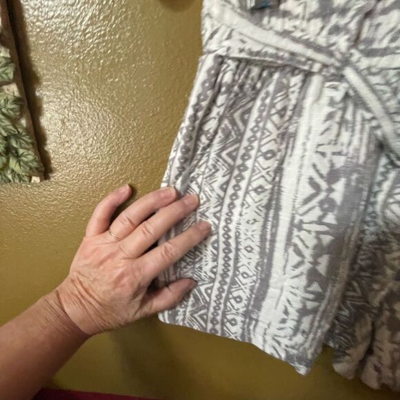 Cali 1850 size S Linen Viscose blend elastic waist short. - Picture 4 of 5